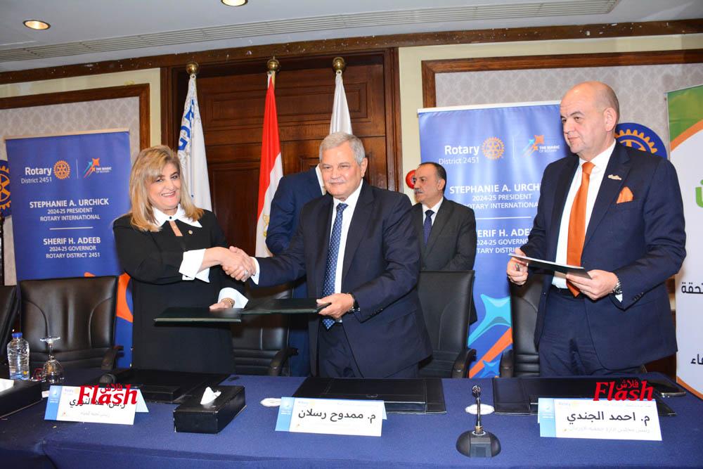 مراسم توقيع عدد من بروتوكولات التعاون المشترك بين الاتحاد النوعي للأندية الروتارية ورئيس الشركة القابضة لمياه الشرب وجمعيه الاورمان 26 DSC 0797