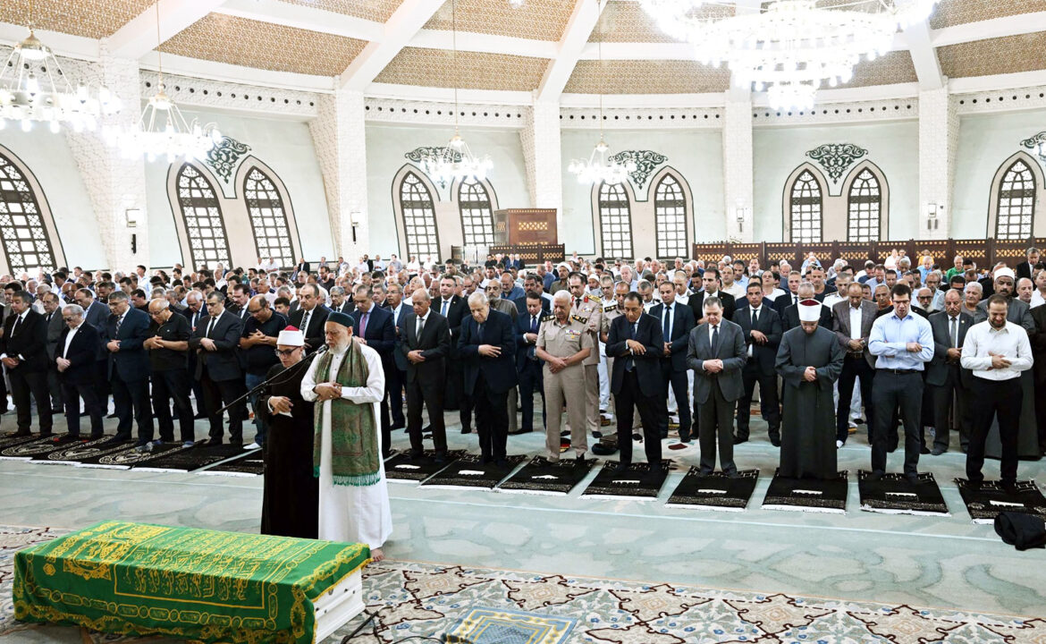 رئيس الوزراء ورجال الدولة في صلاة الجنازة على الدكتور علي المصيلحي