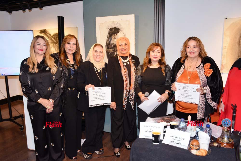 ندوة الكاتبه الصحفية مني رجب بمناسبه اليوم العالمي للقضاء علي العنف ضد المرأة 38 010 2 1