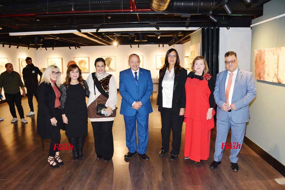 ندوة الكاتبه الصحفية مني رجب بمناسبه اليوم العالمي للقضاء علي العنف ضد المرأة 21 3 1 2