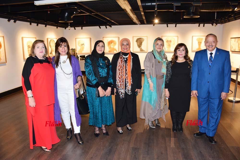 ندوة الكاتبه الصحفية مني رجب بمناسبه اليوم العالمي للقضاء علي العنف ضد المرأة 79 DSC 0036