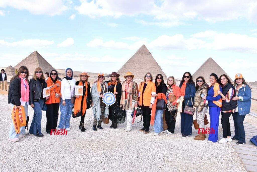 وقفة أمام الأهرامات ضمن حملة عالمية من 25 نوفمبر إلى 10 ديسمبر 2025 بقيادة عضوات المنطقة الاينرويلية المنطقة ٩٥ مصر-الأردن 423 02 3
