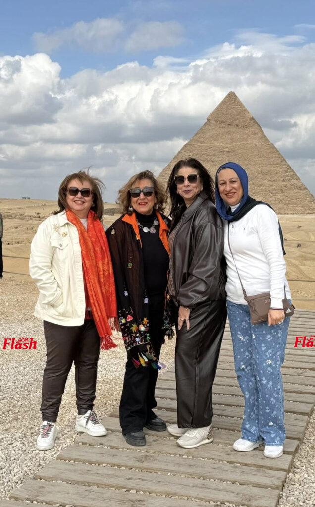 وقفة أمام الأهرامات ضمن حملة عالمية من 25 نوفمبر إلى 10 ديسمبر 2025 بقيادة عضوات المنطقة الاينرويلية المنطقة ٩٥ مصر-الأردن 435 08 1 1