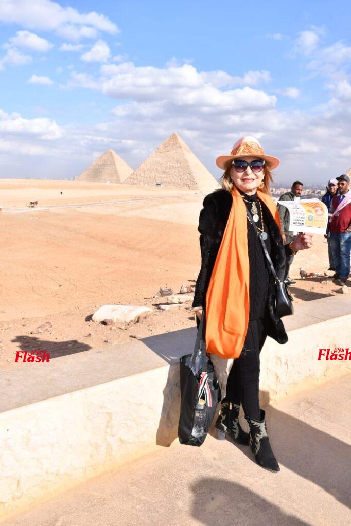 وقفة أمام الأهرامات ضمن حملة عالمية من 25 نوفمبر إلى 10 ديسمبر 2025 بقيادة عضوات المنطقة الاينرويلية المنطقة ٩٥ مصر-الأردن 436 08 2