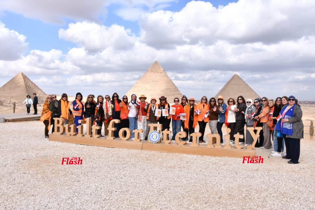 وقفة أمام الأهرامات ضمن حملة عالمية من 25 نوفمبر إلى 10 ديسمبر 2025 بقيادة عضوات المنطقة الاينرويلية المنطقة ٩٥ مصر-الأردن 440 99 1