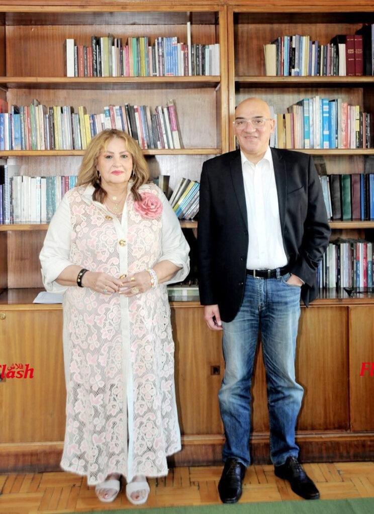 الكاتبة الصحفية منى رجب توقع مع مركز الأهرام عقدا لطباعة ونشر احدث مؤلفاتها 20 2 1 1