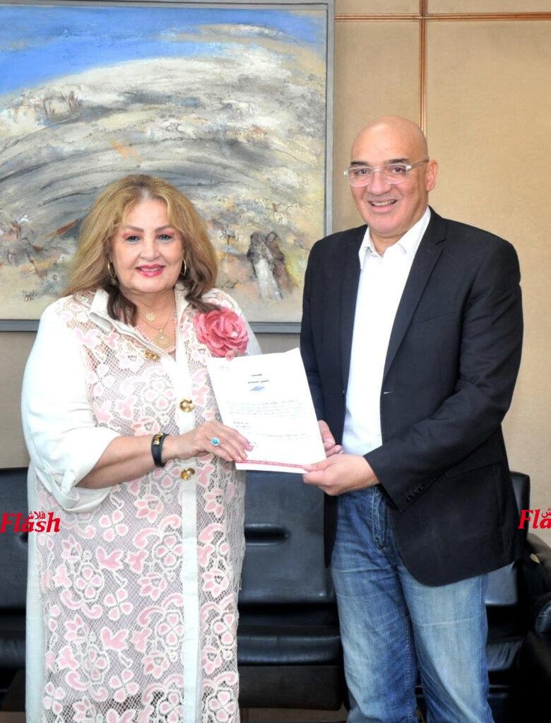 الكاتبة الصحفية منى رجب توقع مع مركز الأهرام عقدا لطباعة ونشر احدث مؤلفاتها 21 2 2 1